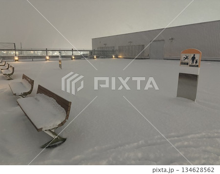 吹雪の函館空港送迎デッキ(ベンチ) 吹雪の函館空港送迎デッキ(ベンチ) 134628562
