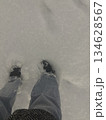 新雪に埋まる足 134628567