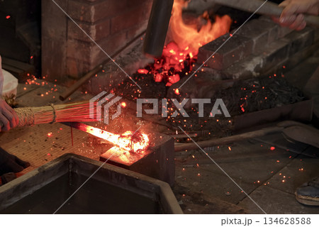 火花が散る日本刀の鍛錬風景 134628588