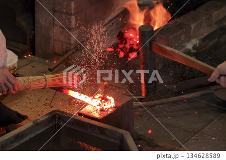 火花が散る日本刀の鍛錬風景 134628589