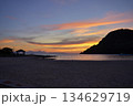 夕焼けに染まる海岸 134629719