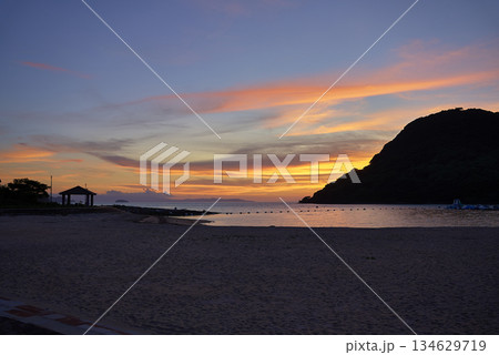 夕焼けに染まる海岸 夕焼けに染まる海岸 134629719