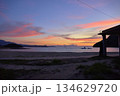 夕焼けに染まる海 134629720
