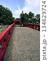 赤い鳥居と赤い橋 134629724