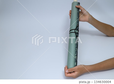 掛軸を持つ子供の手と広いコピースペース 134630004
