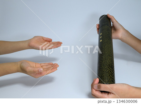 卒業証書の授与シーンと広いコピースペース 卒業証書の授与シーンと広いコピースペース 134630006