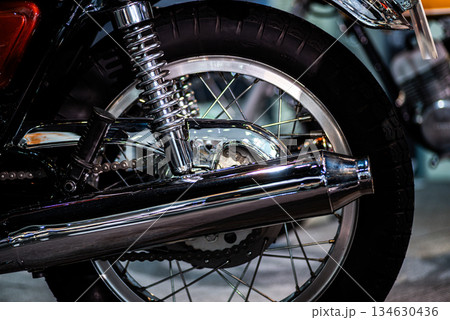 美しいオートバイのマフラー 134630436