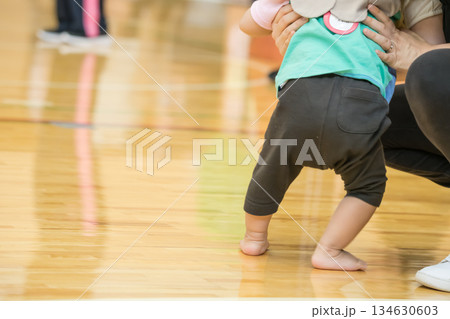 【保育園の運動会 障害物競走】 【保育園の運動会 障害物競走】 134630603