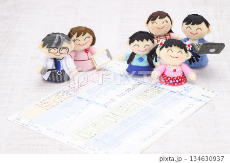 医師、看護師、家族の人形と健康診断の結果の用紙 134630937
