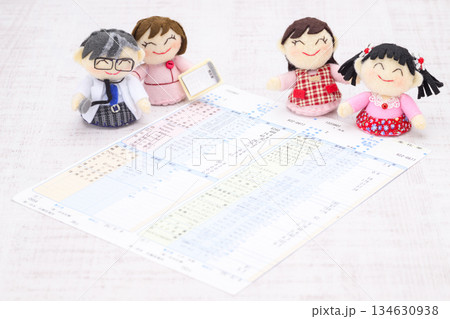 医師、看護師、母娘の人形と健康診断の結果の用紙 134630938