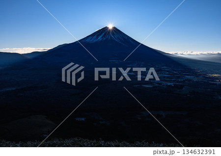 竜ヶ岳から見るダイヤモンド富士の絶景(年末年始) 竜ヶ岳から見るダイヤモンド富士の絶景(年末年始) 134632391
