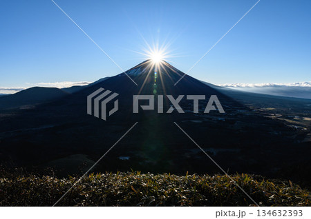 竜ヶ岳から見るダイヤモンド富士の絶景(年末年始) 竜ヶ岳から見るダイヤモンド富士の絶景(年末年始) 134632393