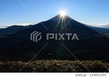 竜ヶ岳から見るダイヤモンド富士の絶景（年末年始） 134632397