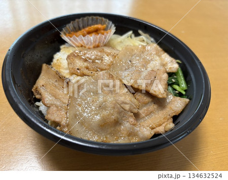 豚カルビ丼 134632524