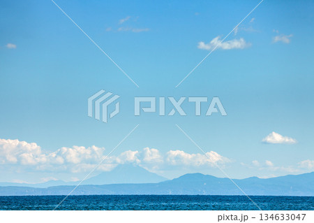 Seascape with a silhouette of a mountain range on the horizon 134633047