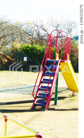 公園にあるカラフルな滑り台 134633079