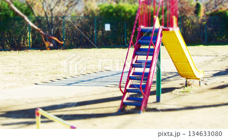 公園にあるカラフルな滑り台 134633080
