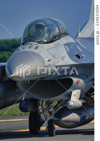 滑走路を移動中のF16 134633094