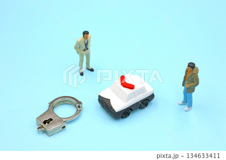 パトカーと手錠 134633411