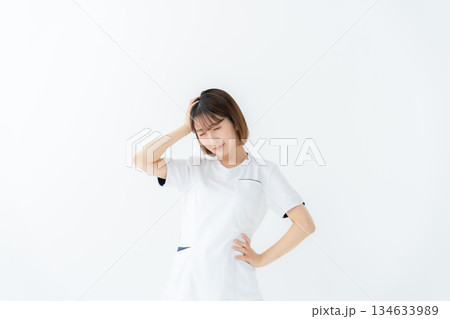 女性　制服　看護師　医療　悩む 134633989