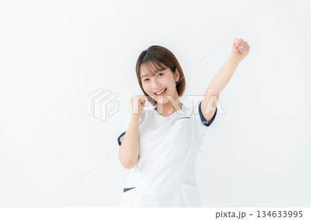 女性 制服 看護師 医療 ガッツポーズ 女性 制服 看護師 医療 ガッツポーズ 134633995