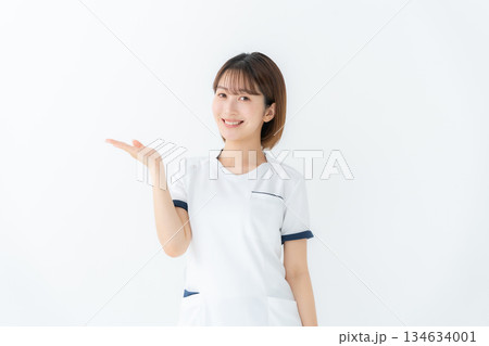 女性 制服 看護師 医療 手かざし 女性 制服 看護師 医療 手かざし 134634001