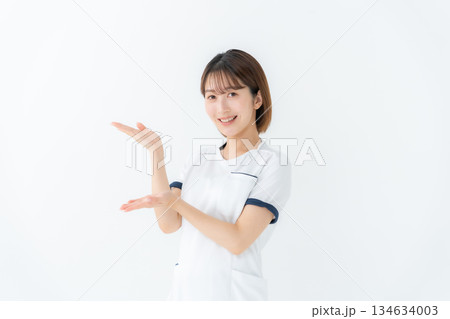 女性　制服　看護師　医療　手かざし 134634003