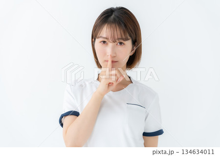 女性　制服　看護師　医療　秘密 134634011