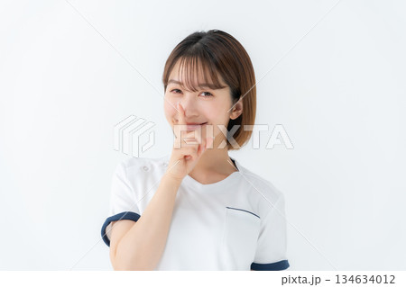 女性　制服　看護師　医療　秘密 134634012
