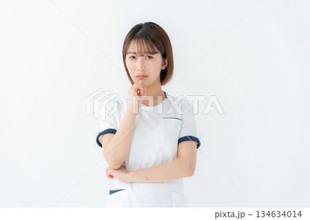 女性 制服 看護師 医療 悩む 女性 制服 看護師 医療 悩む 134634014