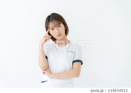 女性　制服　看護師　医療　悩む 134634015