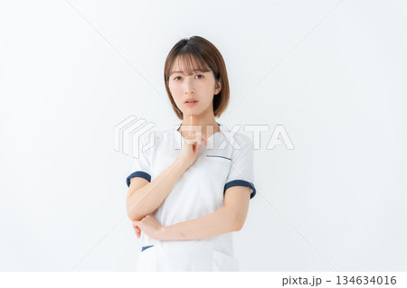 女性　制服　看護師　医療　悩む 134634016