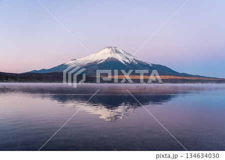 冬の山中湖の湖面に映る紅富士 冬の山中湖の湖面に映る紅富士 134634030