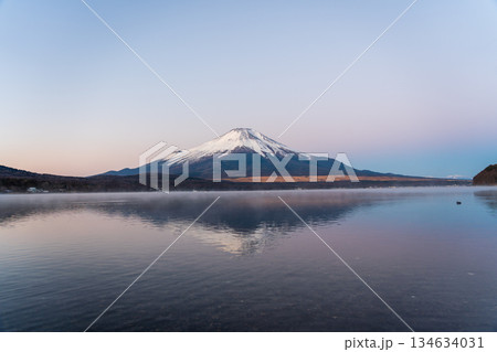 冬の山中湖の湖面に映る紅富士 冬の山中湖の湖面に映る紅富士 134634031