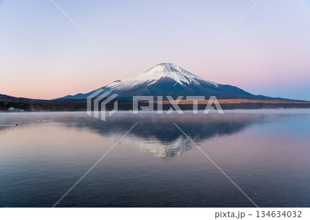 冬の山中湖の湖面に映る紅富士 冬の山中湖の湖面に映る紅富士 134634032