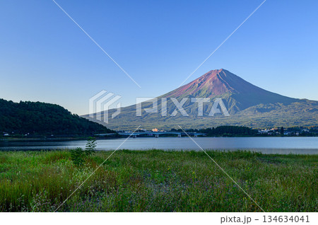 早朝の河口湖で見る青空と富士山の絶景・山梨県 早朝の河口湖で見る青空と富士山の絶景・山梨県 134634041