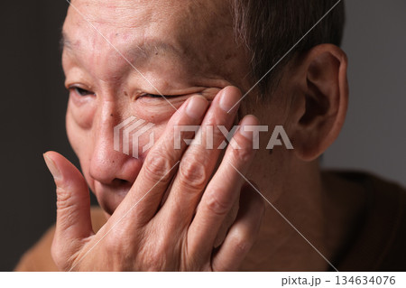 シニア男性　目元　 134634076