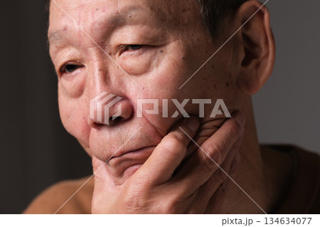 シニア男性　目元　 134634077