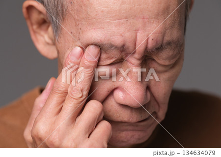 シニア男性　目元　 134634079