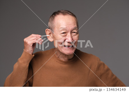 綿棒で耳かきをするシニア男性 134634149