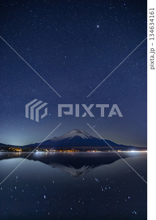 山中湖に映る富士山に沈むオリオン座 134634161