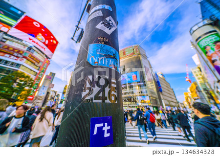 日本の東京都市景観再びシール…年の瀬。インバウンドが続く渋谷。ほとんどが外国人観光客。剥がされた柱に 134634328