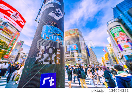 日本の東京都市景観再びシール…年の瀬。インバウンドが続く渋谷。ほとんどが外国人観光客。剥がされた柱に 134634331