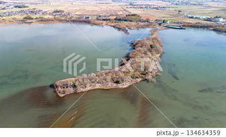 琵琶湖 水位低下で陸続きになった奥の洲 空撮 琵琶湖 水位低下で陸続きになった奥の洲 空撮 134634359