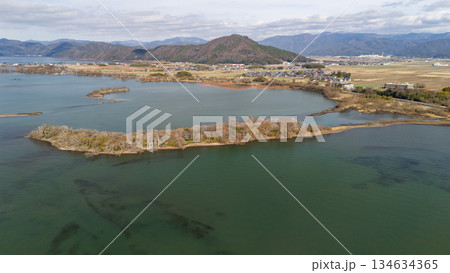 琵琶湖 水位低下で陸続きになった奥の洲 空撮 琵琶湖 水位低下で陸続きになった奥の洲 空撮 134634365