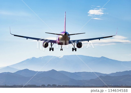 夕暮れの仙台空港　着陸中の飛行機　宮城県名取市 134634588