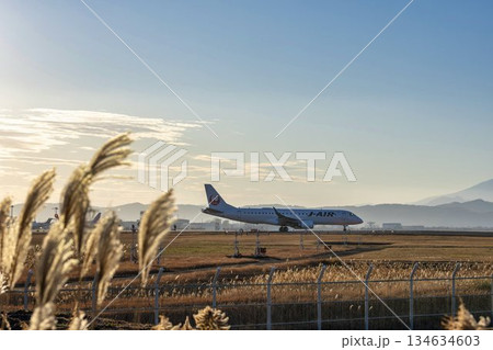 夕暮れの仙台空港 タキシング中の飛行機 宮城県名取市 夕暮れの仙台空港 タキシング中の飛行機 宮城県名取市 134634603