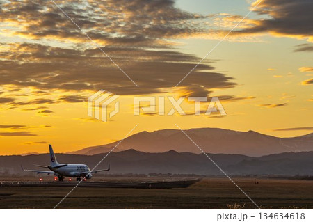 夕暮れの仙台空港 タキシング中の飛行機 宮城県名取市 夕暮れの仙台空港 タキシング中の飛行機 宮城県名取市 134634618