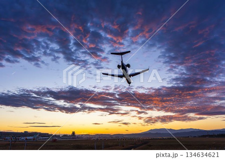 夕暮れの仙台空港　着陸中の飛行機　宮城県名取市 134634621