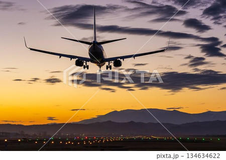 夕暮れの仙台空港　着陸中の飛行機　宮城県名取市 134634622